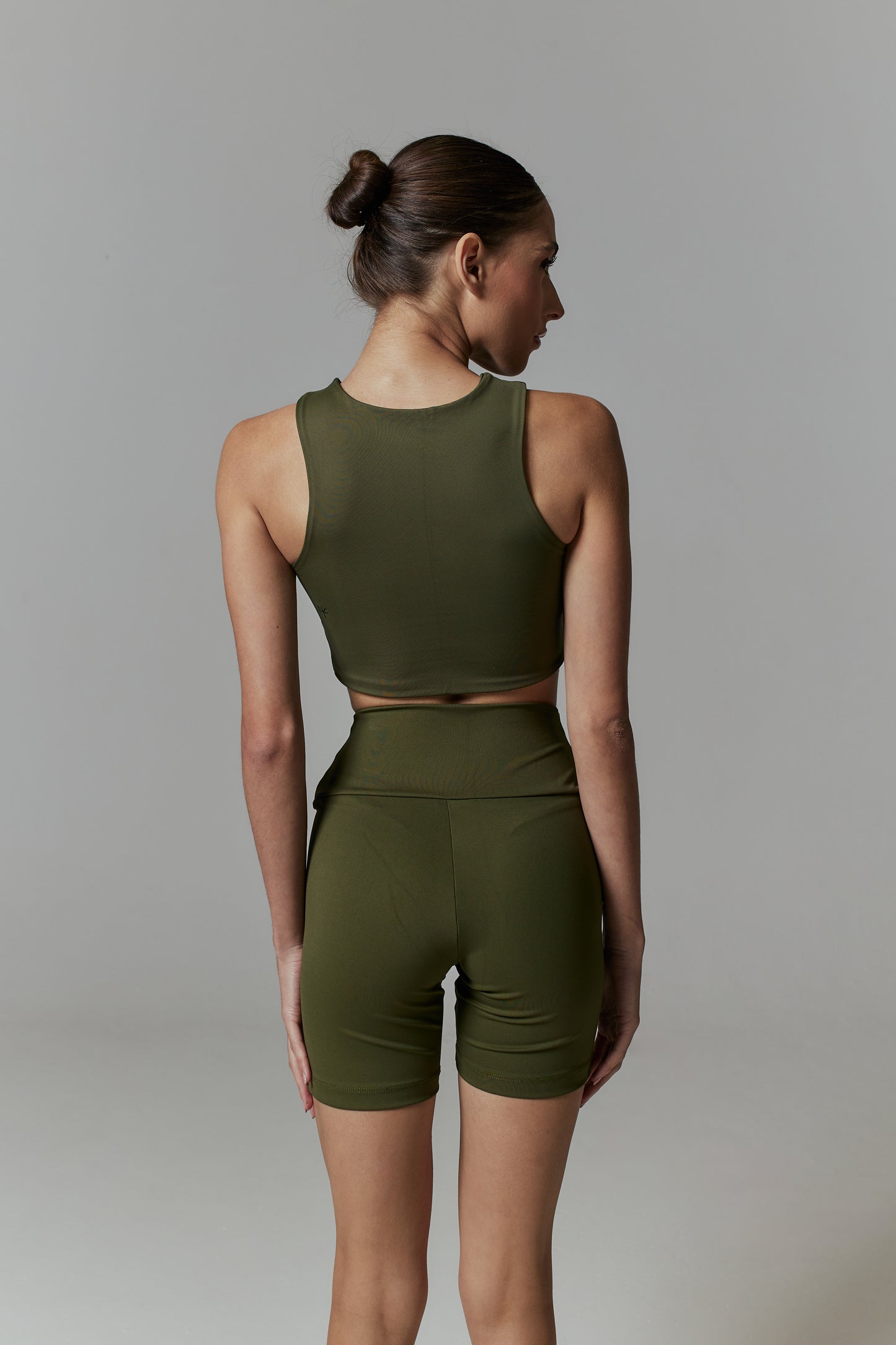 CONJUNTO PRANA VERDE MILITAR - BIKER SHORT + TOP