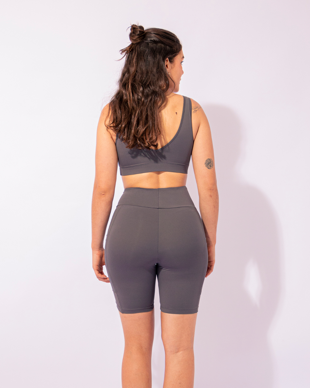 BIKER SHORTS DARK GREY COM BOLSO