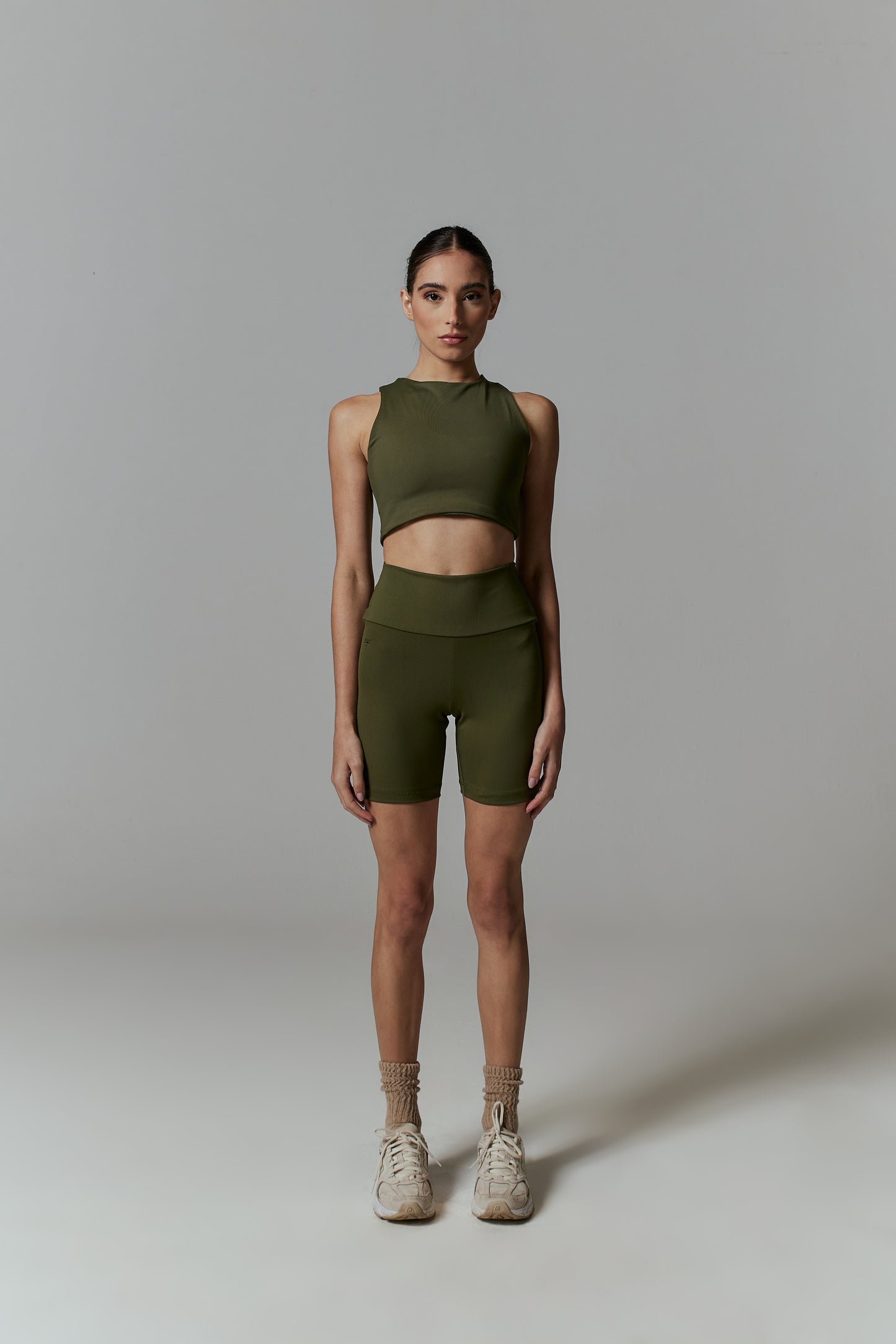 CONJUNTO PRANA VERDE MILITAR - BIKER SHORT + TOP