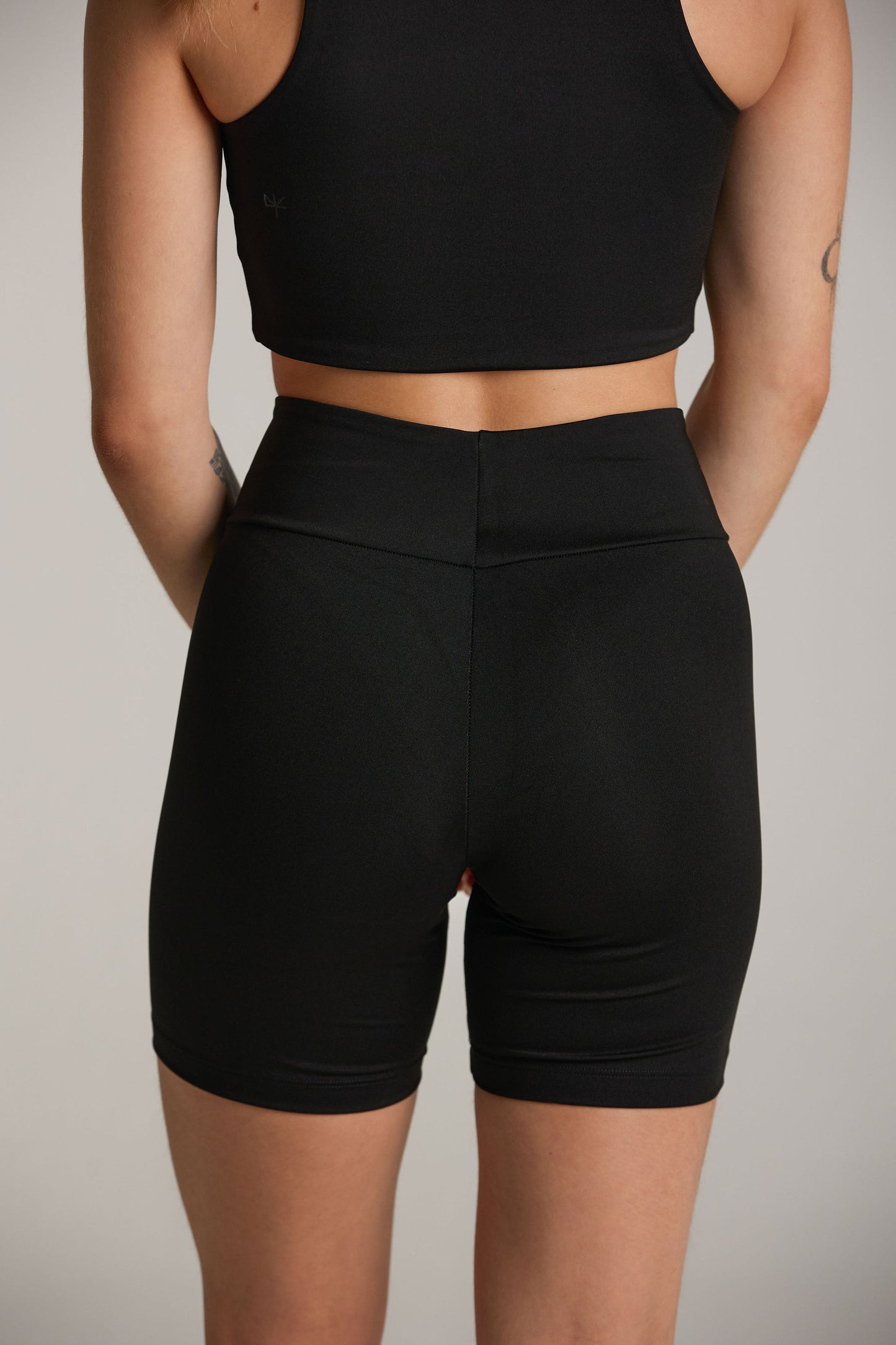 CONJUNTO PRANA PRETO  - BIKER SHORT+ TOP